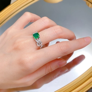 Vue macro de la bague émeraude carrée avec détails de zircons en forme de feuilles