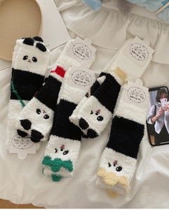 Détail de chaussettes en molleton corail panda 3D mignonnes en matériau chaud et épais