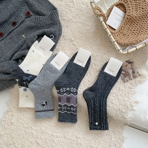 Détails de quatre paires de chaussettes en laine gris Fair Isle avec broderie chat et perles