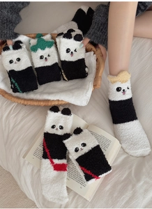 Détail de chaussettes en polaire corail panda mignonnes et chaudes pour femmes