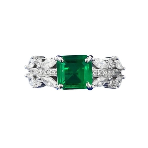 Bague en argent S925 avec pierre verte taille émeraude 7x7mm et pierres latérales
