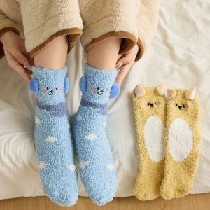 Détail de chaussettes en molleton corail avec broderie d'animaux 3D pour l'hiver