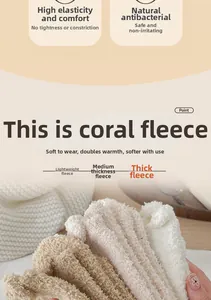 Dettaglio di calze in pile corallo in toni naturali con texture morbida ed elastica