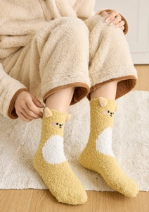 Détail des chaussettes en polaire corail ours jaune avec oreilles 3D et broderie douce