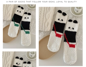 Détail de chaussettes en velours corail panda 3D avec motif sac et texture douce