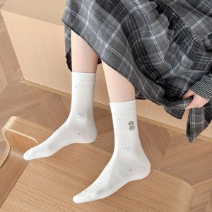 Chaussettes blanches en coton avec nœud bleu, broderie chiot et texture côtelée