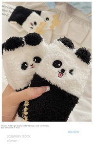 Gros plan de chaussettes panda en polaire corail montrant la texture douce et broderie