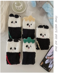 Détail de cinq chaussettes panda 3D en polaire corail aux couleurs variées pour l'hiver