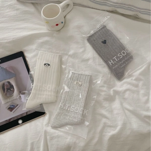 Damensocken Set im japanischen Stil mit Herz- und Hundestickerei in neutralen Tönen