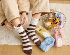 Détail de chaussettes en polaire corail avec broderie animaux et oreilles 3D