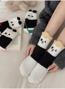 Gros plan sur les chaussettes en molleton corail panda avec oreilles 3D douces