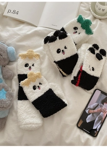 Détail de chaussettes en polaire corail panda avec des oreilles 3D et broderies mignonnes