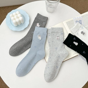 Détails de chaussettes en coton colorées avec broderie animale et texture côtelée fine
