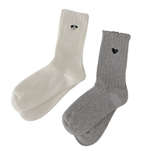 Japanische Socken mit Herz- und Hundestickerei in Weiß und Grau, gerippte Textur