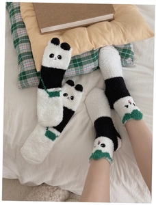 Gros plan de chaussettes panda en polaire corail douce avec détails et texture moelleuse