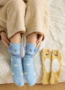 Détail de chaussettes en polaire corail avec broderie animale 3D pour la chaleur hivernale