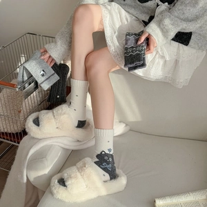 Détail de chaussettes en laine Fair Isle grises avec motifs chat et maille douillette