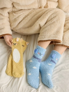 Détail de chaussettes d'hiver en polaire corail avec oreilles 3D et broderies