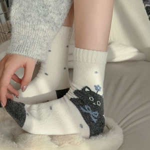 Détails de chaussettes en laine Fair Isle avec motif jacquard chat et nœuds bleus