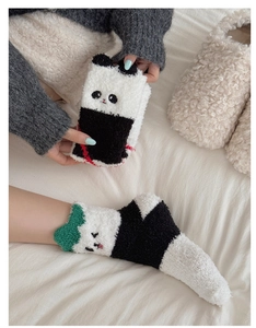 Détail de chaussettes en polaire corail panda avec bord ondulé vert et texture douce