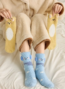 Gros plan de chaussettes épaisses en polaire corail avec broderie animale et oreilles 3D