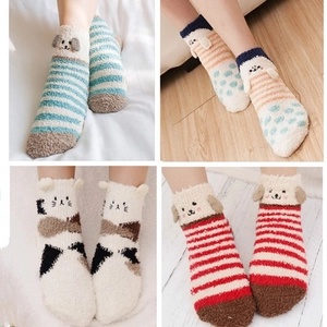 Chaussettes de Sol en Polaire Corail Animaux Mignons pour Femmes Chaudes Rayées Brodées Épaisses Maison Sommeil