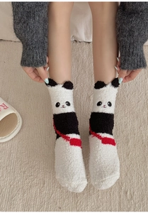 Détail de chaussettes panda en polaire corail avec oreilles 3D et texture thermique douce