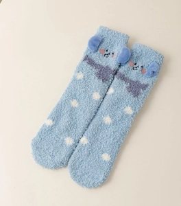 Vue détaillée des chaussettes en molleton corail bleu clair avec broderie et pois blancs