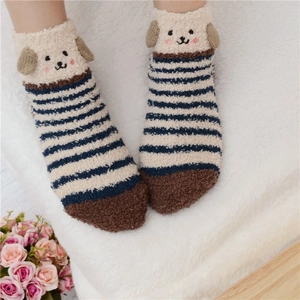 Chaussettes rayées en polaire corail pour femmes avec oreilles de chien 3D et style hiver
