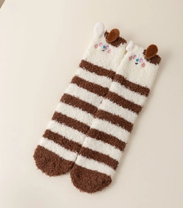 Détail de chaussettes en polaire corail avec oreilles de chien 3D et broderie