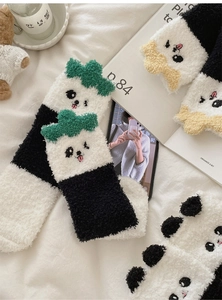 Texture détaillée de chaussettes panda en polaire corail chaudes dans un décor d'hiver