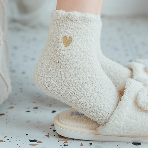 Calze di pile corallo bianco sporco con ricamo a cuore dorato per il caldo invernale