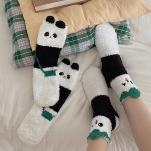 Chaussettes panda 3D mignonnes en polaire corail pour l'hiver dans une chambre douillette