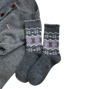 Chaussettes d'hiver en laine grise avec motif chat Fair Isle et détails de flocons
