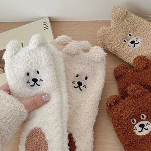 Calze di peluche in pile corallo con orecchie 3D in toni terra e ricamo a cartone animato