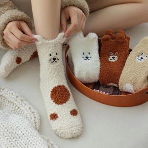 Calze spesse in pile corallo con orecchie 3D e ricami a cartoni animati per l'inverno
