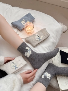 Détail de chaussettes chaudes en laine avec motifs de chat en jacquard en plusieurs coloris
