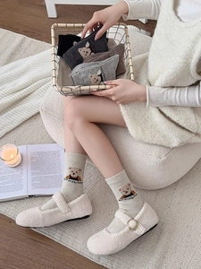 Détail de la broderie ours en peluche sur des chaussettes d'hiver chaudes en laine pour femme
