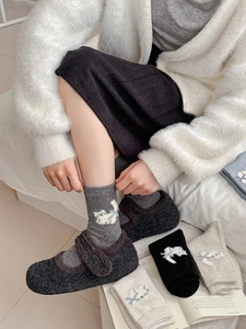 Détails de chaussettes en laine avec motif chat mignon et texture tricotée épaisse d'hiver
