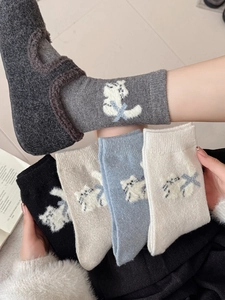Détail de chaussettes en laine avec broderie chat et texture douce pour l'hiver