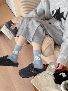 Détail de chaussettes en tricot avec motif chat et texture épaisse en laine d'hiver