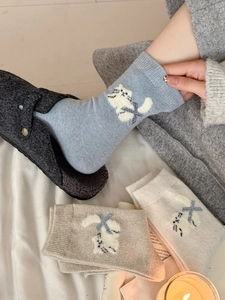 Gros plan de chaussettes en laine épaisses avec motifs de chat et texture en maille