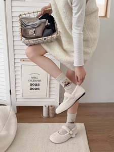 Gros plan de chaussettes en laine avec broderie ours en peluche et texture tricotée chaude