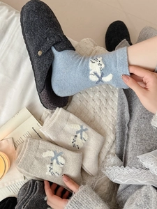 Gros plan détaillé de chaussettes d'hiver en laine avec motifs jacquard de chats blancs