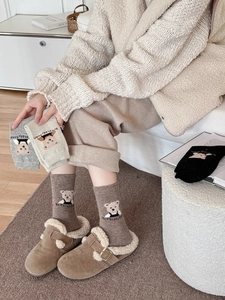 Détail de la broderie ours en peluche sur chaussettes d'hiver en laine épaisse