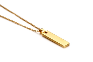 Makroansicht der minimalistischen 18K Gold polierten Balken-Halskette mit Spiegelglanz