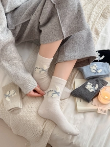 Détails de tricot de chaussettes en laine épaisses avec motifs de chat mignons