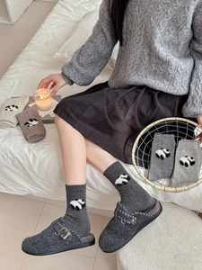 Dettaglio ravvicinato di calze in misto lana con simpatico motivo jacquard panda per inverno