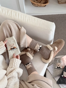 Détail de chaussettes en laine d'hiver avec broderie ours mignon et bordure côtelée