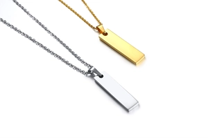 Makroaufnahme von minimalistischen rechteckigen Stabanhängern in Gold und Silber